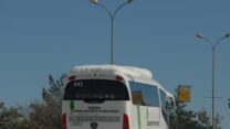 אוטובוס של החברה המרכזית לפיתוח השומרון בצומת תפוח (צילום: udi Steinwell / Wikimedia commons)