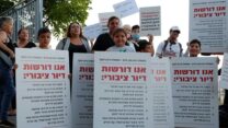 הפגנת ממתינים לדיור ציבורי ופעילים מול ביתו של שר השיכון, זאב אלקין בפסגת זאב בירושלים (צילום ארכיון: דוד טברסקי)