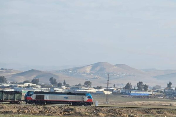רכבת נוסעת באיזור הפזורה הבדואית בנגב (צילום: המועצה לכפרים לא מוכרים)