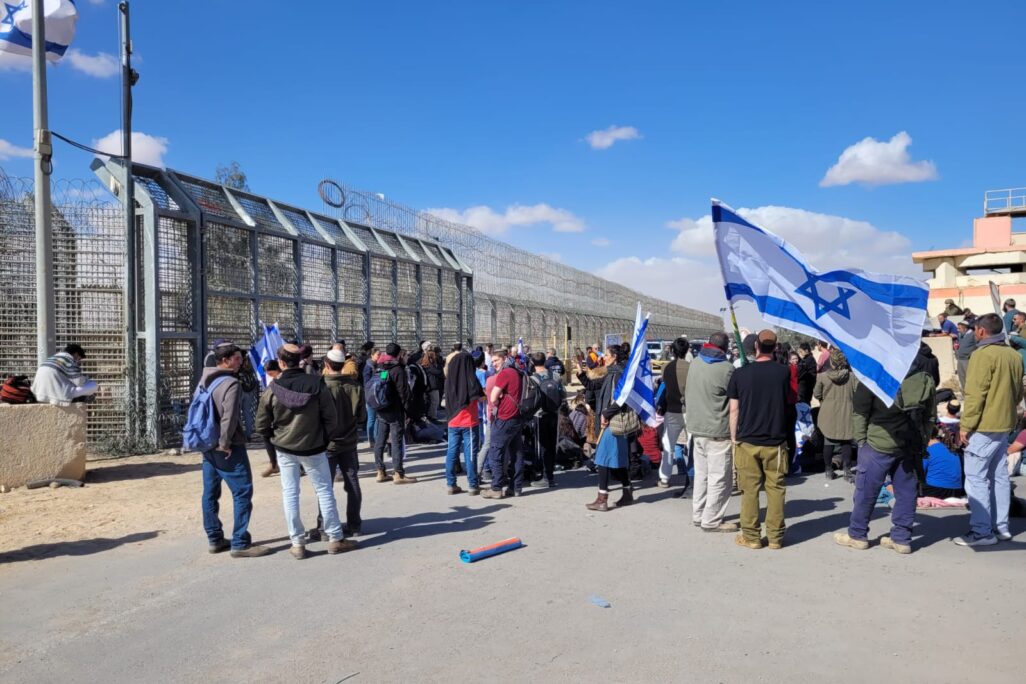 מפגינים חוסמים את מעבר ניצנה (צילום: צו 9) מפגינים חוסמים את מעבר ניצנה (צילום: צו 9)