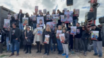 הפגנת משפחות החטופים בקיבוץ נירים (צילום: מטה משפחות החטופים והנעדרים)