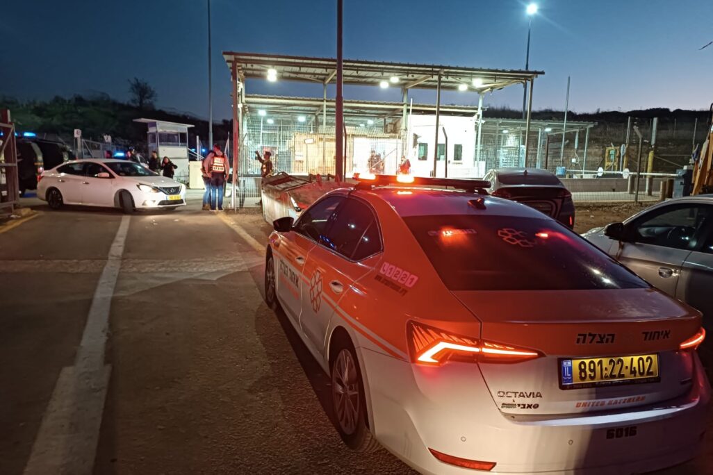 זירת פיגוע דריסה במחסום בידו (צילום: איחוד הצלה) זירת פיגוע דריסה במחסום בידו (צילום: איחוד הצלה)