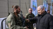 נתניהו עם חיילים בצפון (צילום: עמוס בן גרשום, לע"מ)