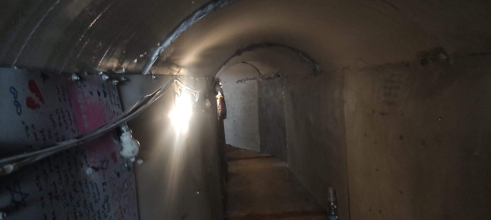 מיצג של האמן רוני לבבי בכיכר החטופים שמדמה את המנהרות בעזה (צילום: ניצן צבי כהן)