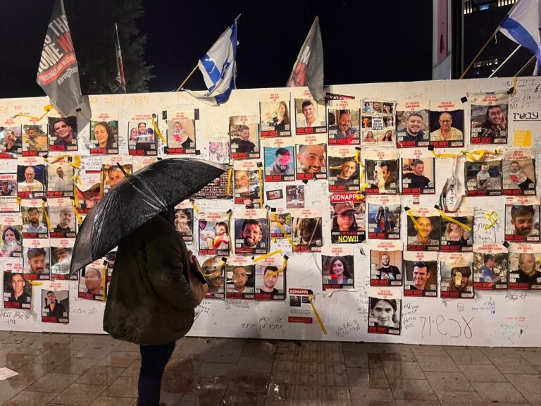כיכר החטופים בתל אביב. &quot;אפילו בתמונות של החטופים שתלויות בכל מקום, כולם מחייכים. עכשיו מאוד בולט שהחיוך אבד&quot; (צילום: אורן דגן)