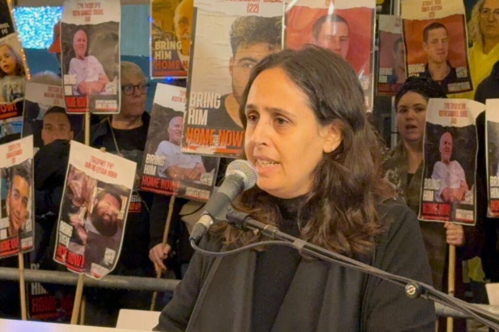 הגר ברודץ' בכיכר החטופים (צילום: מטה המשפחות) הגר ברודץ' בכיכר החטופים (צילום: מטה המשפחות)