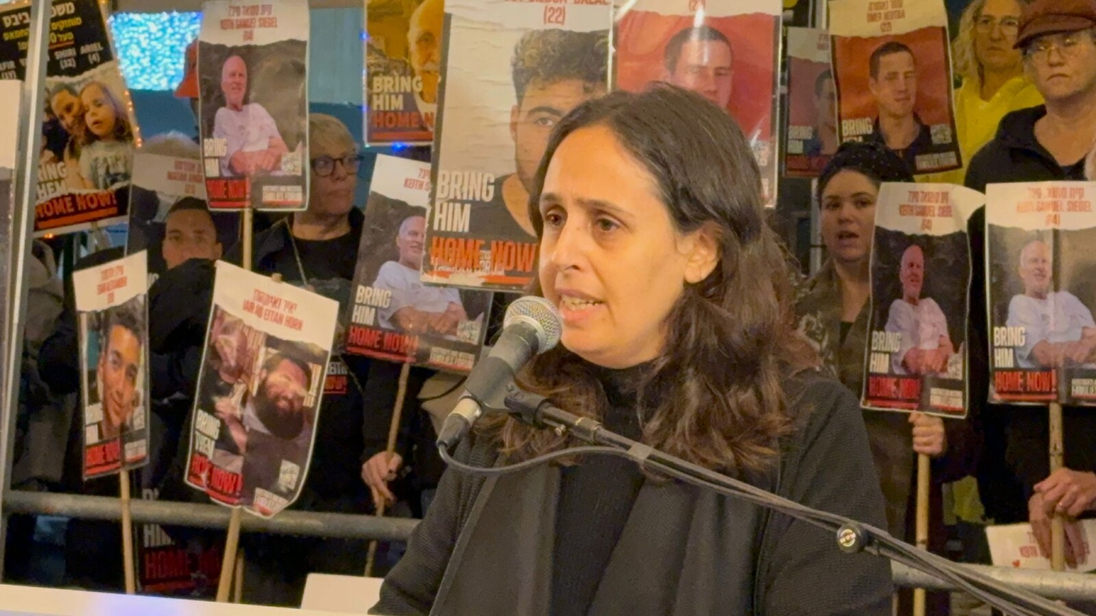 הגר ברודץ' בכיכר החטופים (צילום: מטה המשפחות)