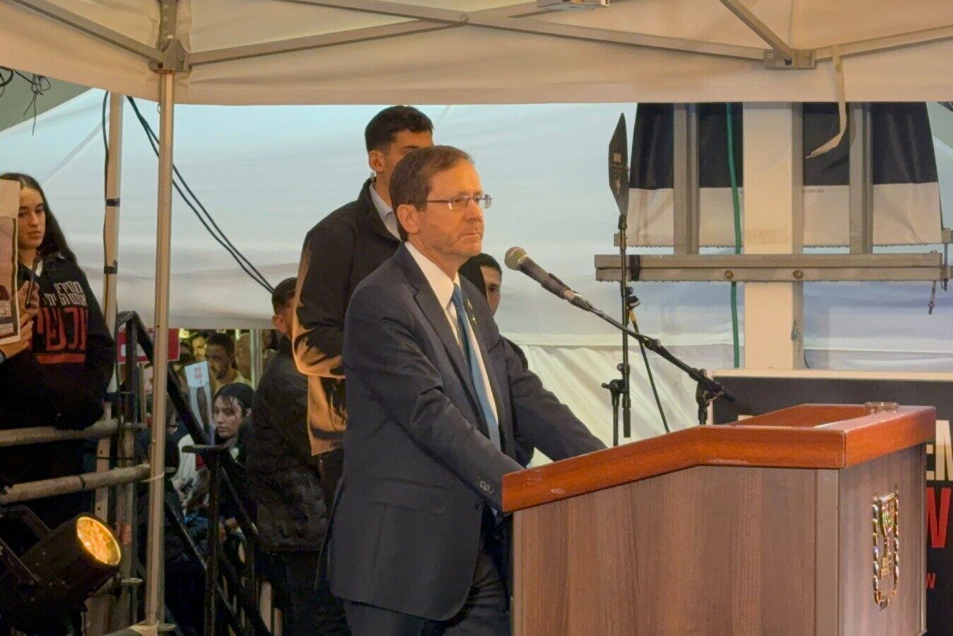 הנשיא יצחק הרצוג נואם בכיכר החטופים בתל אביב (צילום: מטה המשפחות)