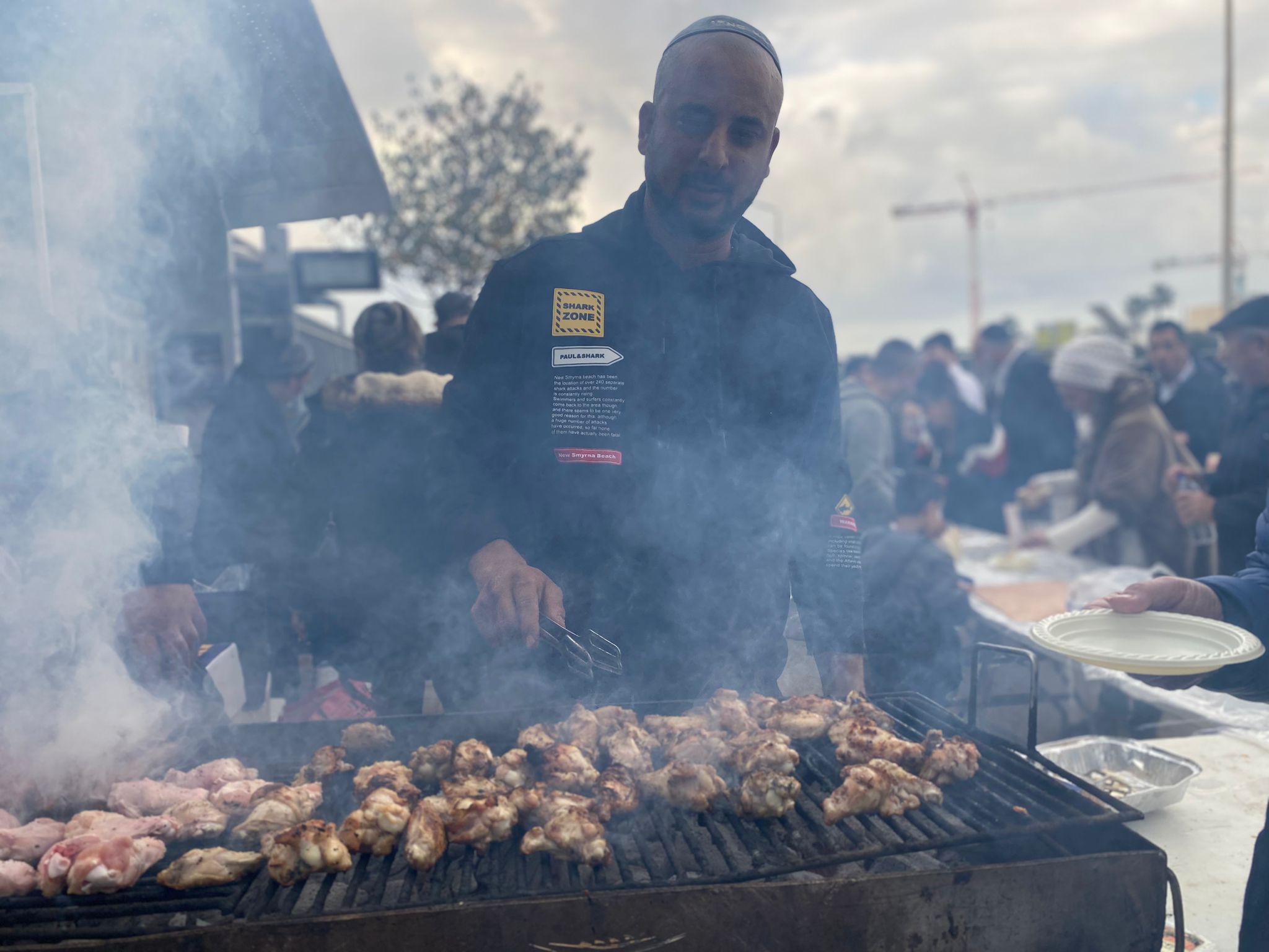 אושר וקנין על המנגל. "כדי שאף אחד לא יהיה רעב" (צילום: יהל פרג')