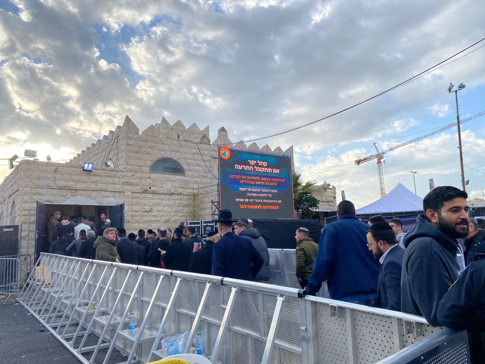 כניסת הגברים. הכול כתוב בגדול, אבל הכול בערבובייה (צילום: יהל פרג')