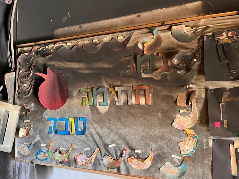 "גמר חתימה טובה". השלט השרוף שנותר בכניסה לגן תות (צילום: אורן דגן)