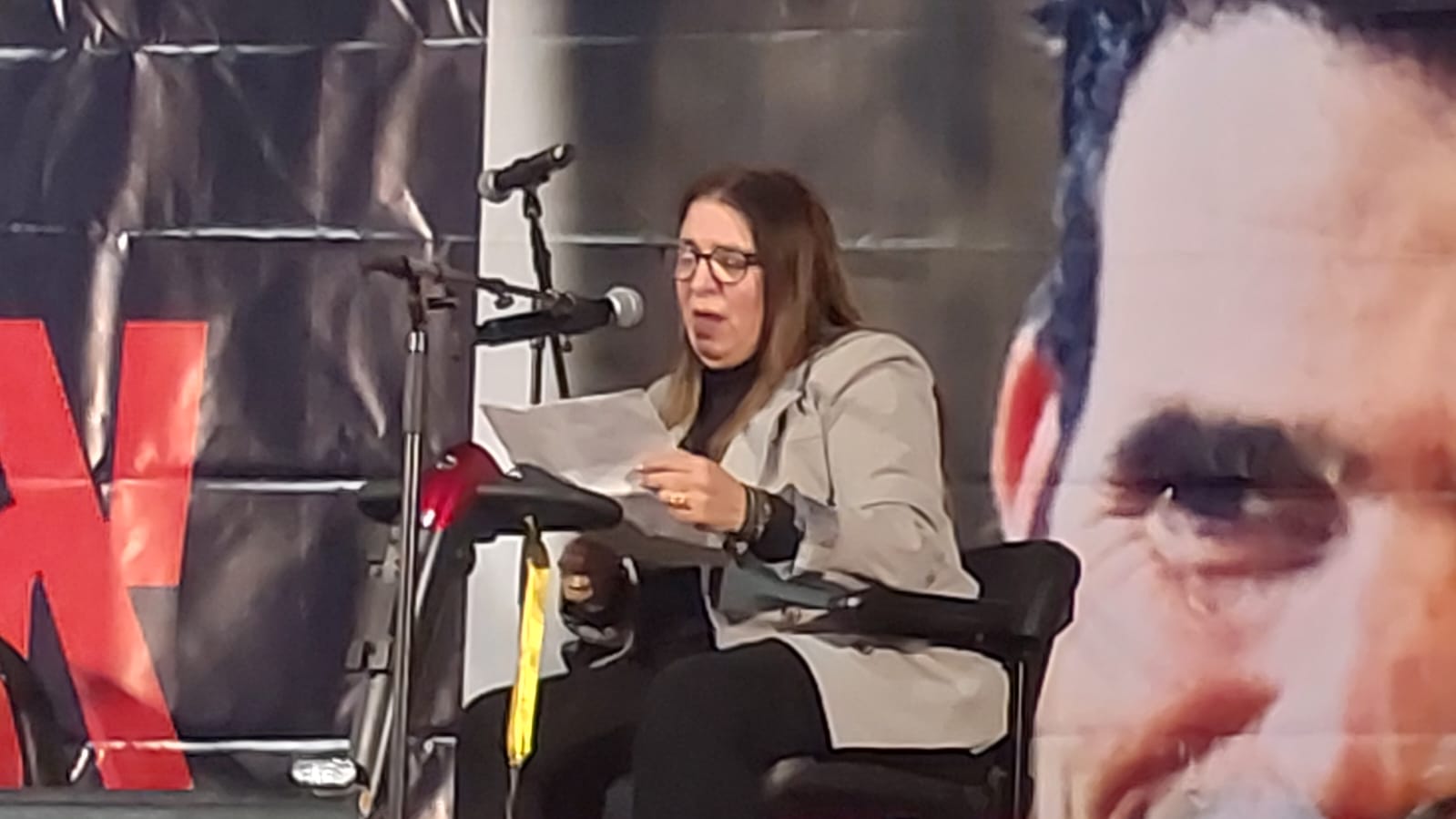 דנה אור, אחותו של דרור אור. "אני עדיין מתעוררת באמצע הלילה ולא מאמינה שזה באמת קורה לי" (צילום: הדס יום טוב)