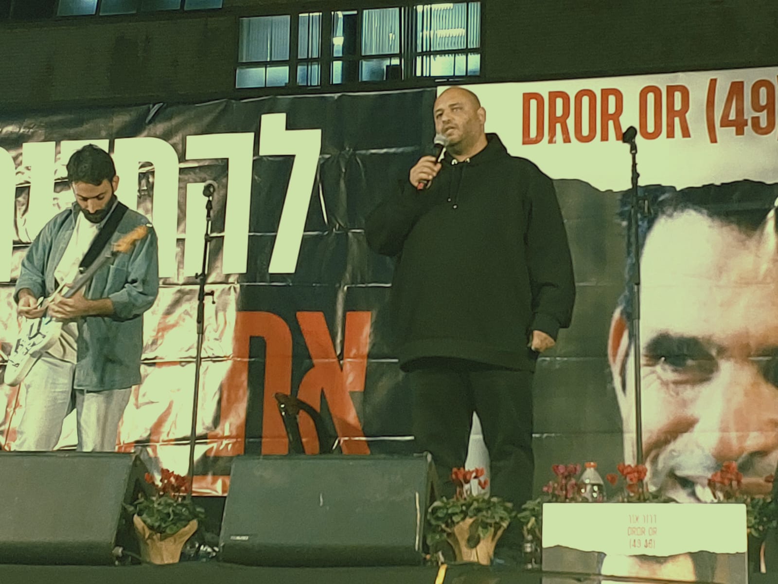 הזמר שי צברי שר את שירו "מעליי דממה" (צילום: הדס יום טוב)