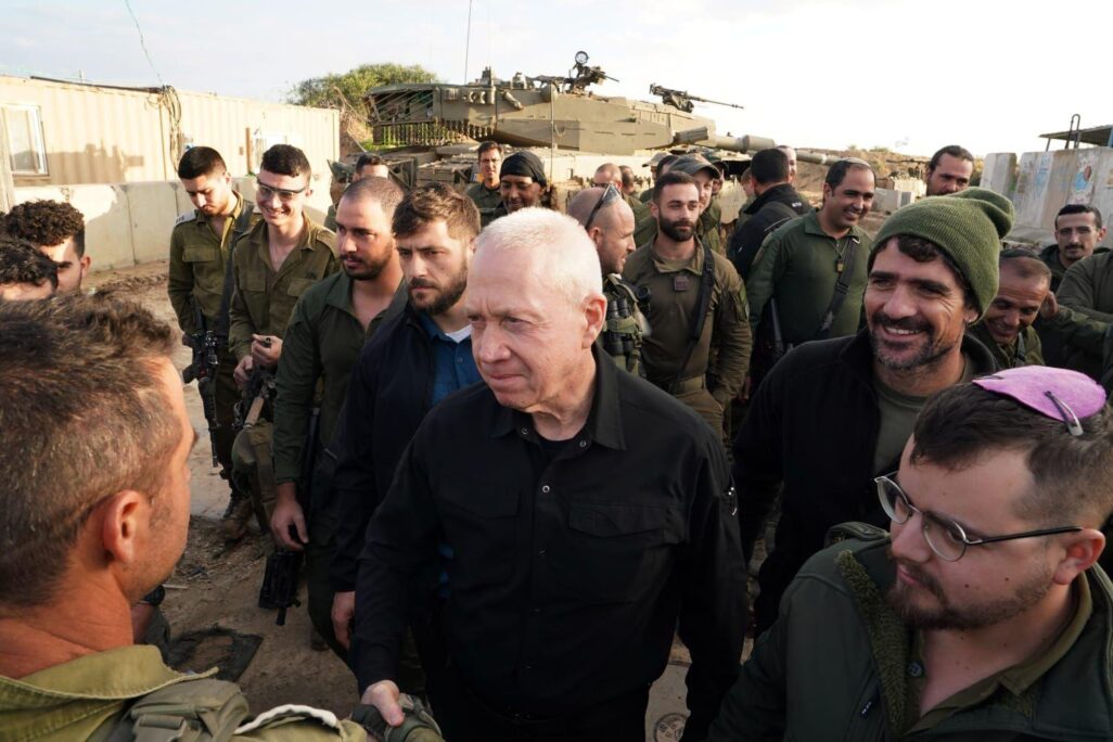 שר הביטחון יואב גלנט עם לוחמי מילואים ליד גבול עזה (צילום: צילום: אריאל חרמוני, משרד הביטחון) שר הביטחון יואב גלנט עם לוחמי מילואים ליד גבול עזה (צילום: צילום: אריאל חרמוני, משרד הביטחון)