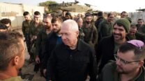 שר הביטחון יואב גלנט עם לוחמי מילואים ליד גבול עזה (צילום: צילום: אריאל חרמוני, משרד הביטחון)