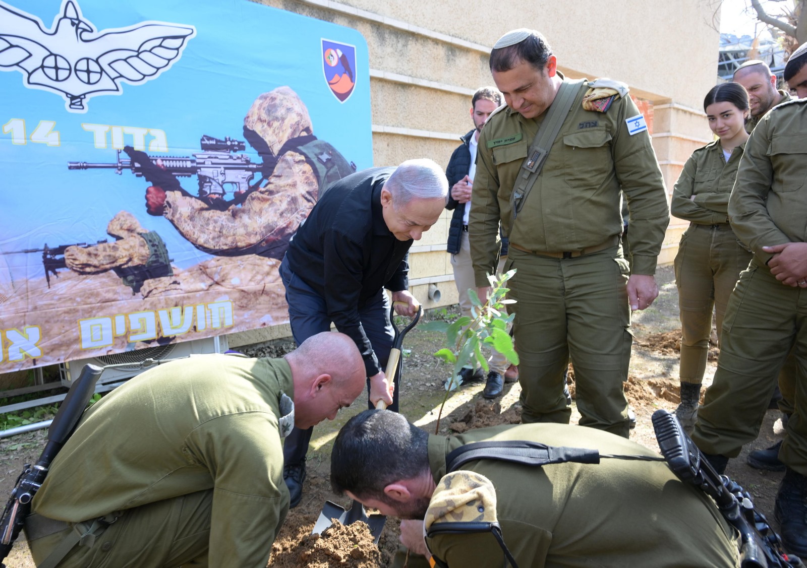 רה"מ בנימין נתניהו בנטיעות ט"ו בשבט עם חיילים בבסיס אוגדת עזה (צילום: חיים צח / לע"מ)