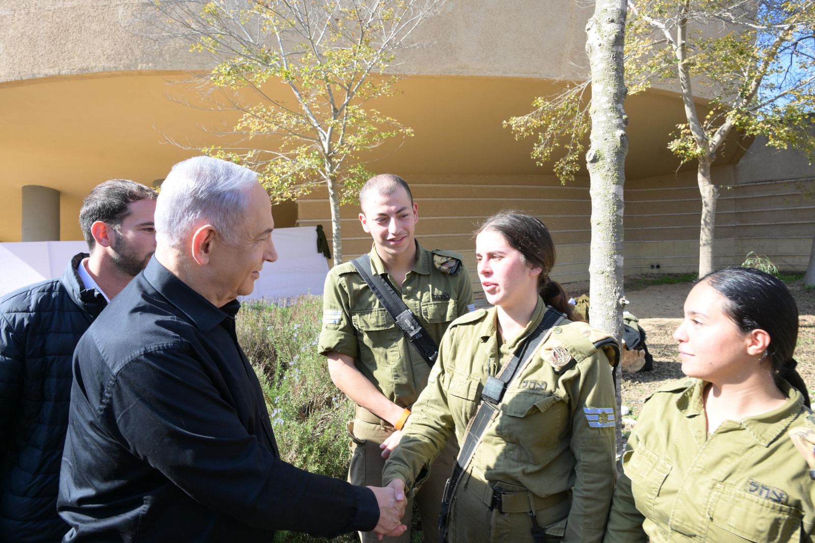 רה"מ בנימין נתניהו בנטיעות ט"ו בשבט עם חיילים בבסיס אוגדת עזה (צילום: חיים צח / לע"מ)
