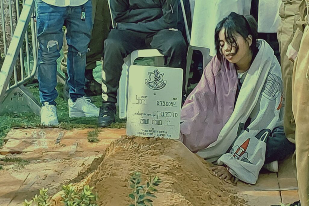 דניאלה בלסטרוס גרין, אישתו של סדריק גרין, בוכה על קברו (צילום: הדס יום טוב)