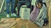 דניאלה בלסטרוס גרין, אישתו של סדריק גרין, בוכה על קברו (צילום: הדס יום טוב)