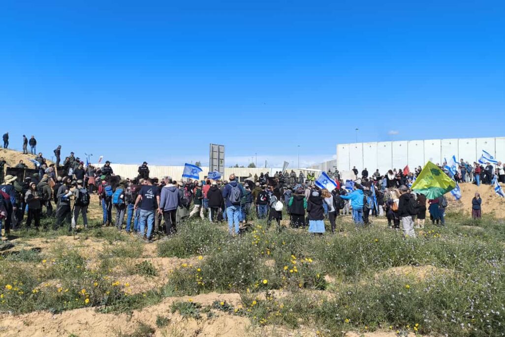 פעילים מנסים לחסום את העברת משאיות הסיוע במעבר כרם שלום (צילום: צו 9) פעילים מנסים לחסום את העברת משאיות הסיוע במעבר כרם שלום (צילום: צו 9)