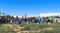 פעילים מנסים לחסום את העברת משאיות הסיוע במעבר כרם שלום (צילום: צו 9)