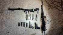 כלי נשק שאותרו ברכב חוליית מחבלים במחנה בלאטה בשכם, שתכננה לבצע פיגוע בישראל (צילום: דובר צה"ל)