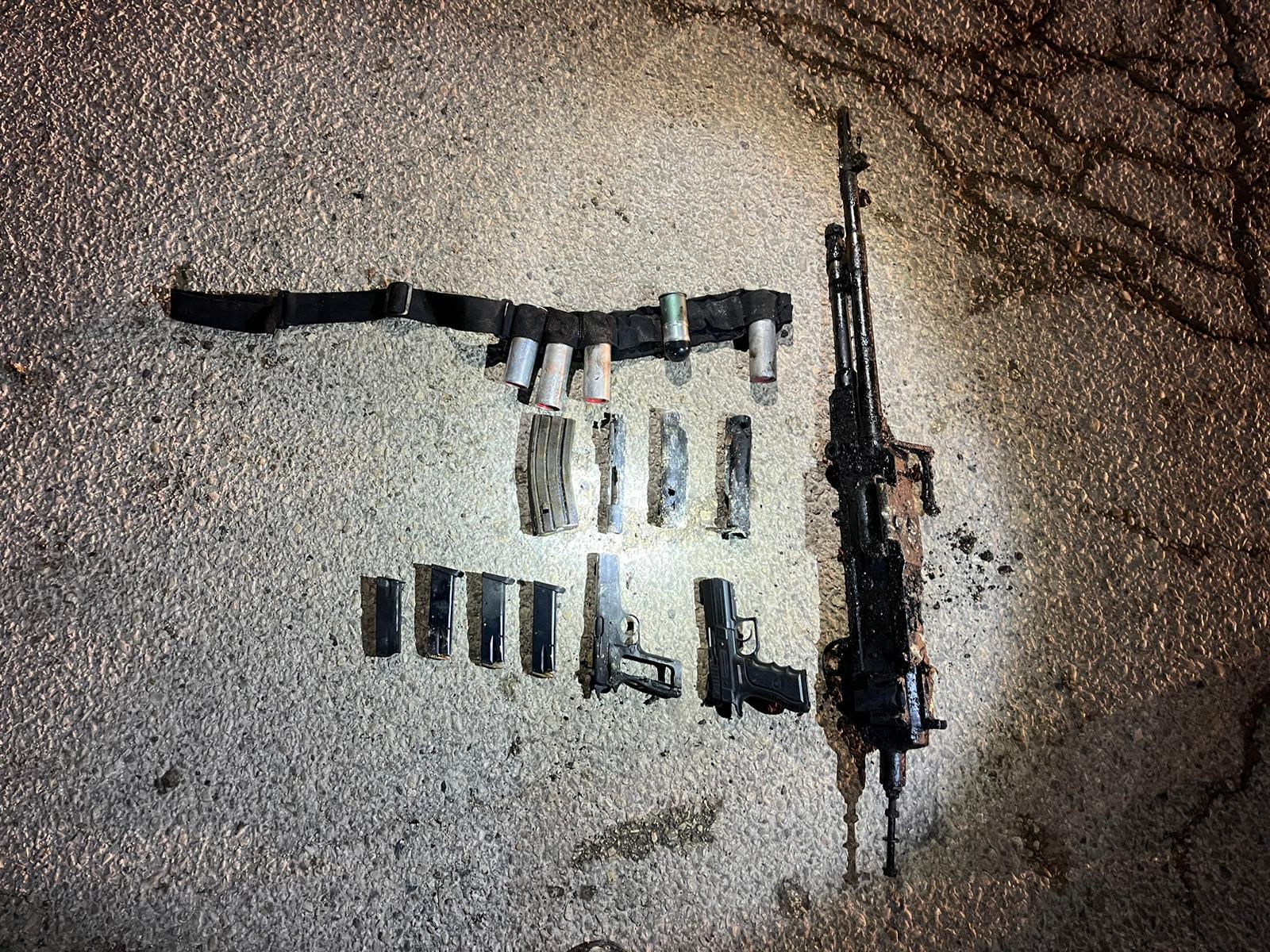 כלי נשק שאותרו ברכב חוליית מחבלים במחנה בלאטה בשכם, שתכננה לבצע פיגוע בישראל (צילום: דובר צה&quot;ל)