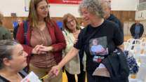 אביבה סיגל ששוחררה מהשבי בפעימה השלישי ובעלה קית' עדיין חטוף, באירוע בקריית חיים להשבת החטופים (צילום: יעל אלנתן)