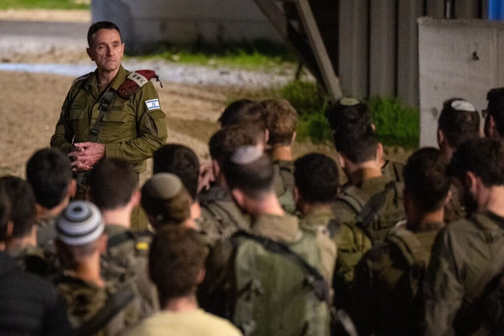 רמטכ״ל הרצי הלוי בשיחה עם לוחמי יחידת יהל״ם (צילום: דובר צה"ל) רמטכ״ל הרצי הלוי בשיחה עם לוחמי יחידת יהל״ם (צילום: דובר צה"ל)