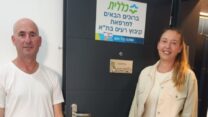 האחות דינה כהן ורופא המשפחה אלי טננבאום במרפאה החדשה בתל אביב המיועדת למפוני קיבוץ רעים (צילום: דוברות כללית)