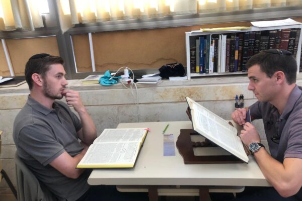 דוד שוורץ ז"ל (מימין) ויקיר הכסטר ז"ל לומדים יחד כחברותא בבית המדרש הר עציון (צילום: ישיבת הר עציון)