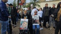 משמאל: דורון זקצר, אבי המשפחה המאמצת של החטוף עידן אלכסנדר (צילום: מאיה רונן)