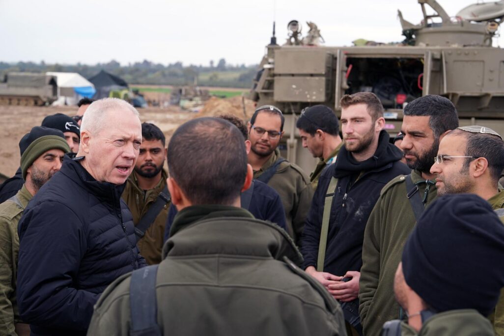 שר הביטחון גלנט בשיחה עם תותחנים בגבול עזה (צילום: אריאל חרמוני, משרד הביטחון) שר הביטחון גלנט בשיחה עם תותחנים בגבול עזה (צילום: אריאל חרמוני, משרד הביטחון)