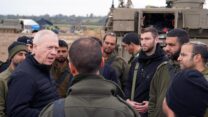 שר הביטחון גלנט בשיחה עם תותחנים בגבול עזה (צילום: אריאל חרמוני, משרד הביטחון)
