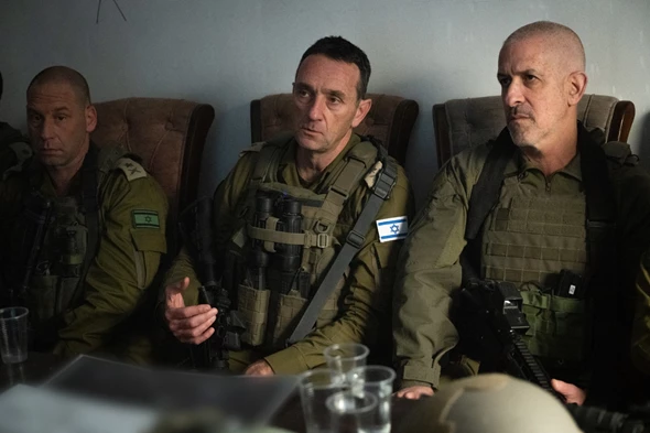 הרמטכ"ל הרצי הלוי וראש השב"כ רונן בר במנהרת חמאס בח'אן יונס (צילום: דובר צה"ל) הרמטכ"ל הרצי הלוי וראש השב"כ רונן בר במנהרת חמאס בח'אן יונס (צילום: דובר צה"ל)
