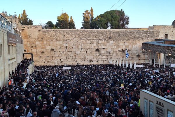 המונים ברחבת הכותל (צילום: אור גואטה)