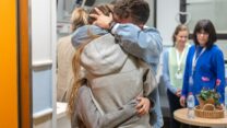 מייה שם מתאחדת עם בני משפחתה, בבית החולים שיבא (צילום: ללא קרדיט)