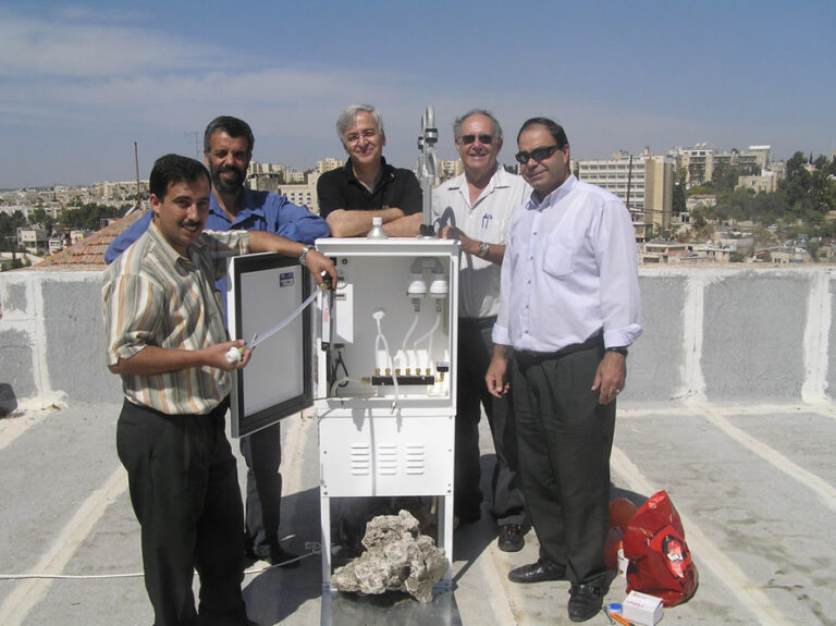 ברנר (שני מימין) בבדיקה מדעית של איכות האוויר עם פלסטינים במזרח ירושלים. &quot;השיחות עם הפלסטינים היו בגובה העיניים. מאוד התגאיתי בזה&quot; (צילום: אלבום פרטי)
