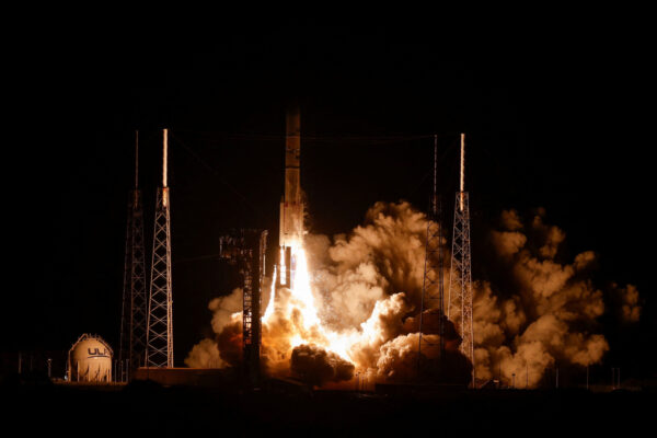 השיגור (צילום: ג'ו סקיפר, רויטרס)