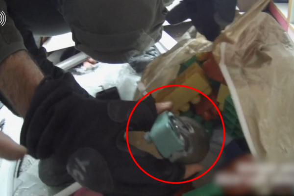 לוחמים מאתרים רימון יד במשחק לגו, במפקדה של חמאס בעזה (צילום: דובר צה"ל)