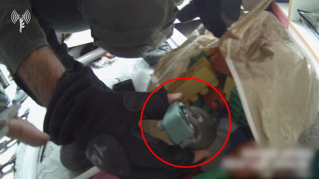 לוחמים איתרו רימון יד מוסווה במשחק לגו, במפקדה של חמאס בעזה (צילום: דובר צה"ל) לוחמים מאתרים רימון יד במשחק לגו, במפקדה של חמאס בעזה (צילום: דובר צה"ל)