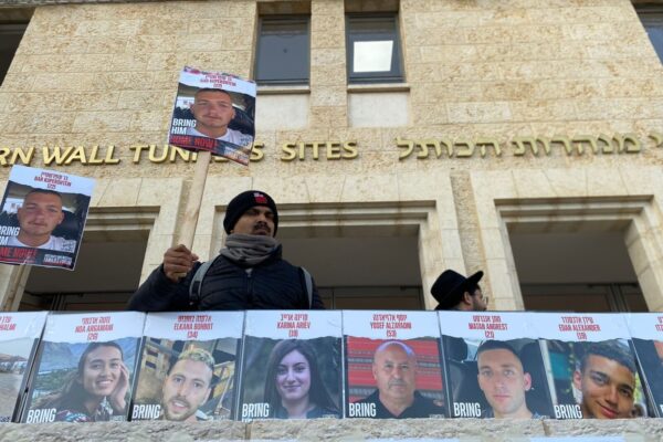 המטפל הסיעודי של אביו של החטוף בר קופרשטיין קורא להשבתו (צילום: יהל פרג')