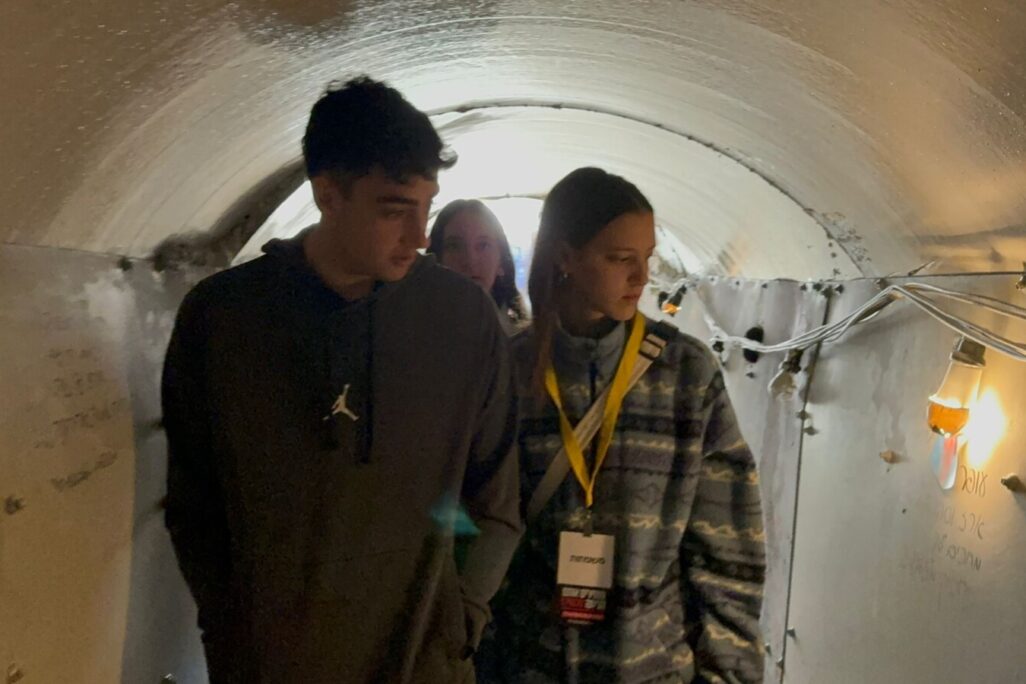 אופיר אנג'ל במיצג של האמן רוני לבבי בכיכר החטופים שמדמה את המנהרות בעזה (צילום: מטה המשפחות)