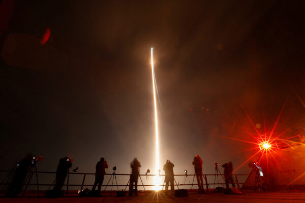 אנשים מצלמים את שיגור הטיל 'וולקן' בכף קנוורל, קליפורניה, במסגרת הניסיון להביא חללית פרטית ראשונה אל הירח (צילום: ג'ו סקיפר, רויטרס)
