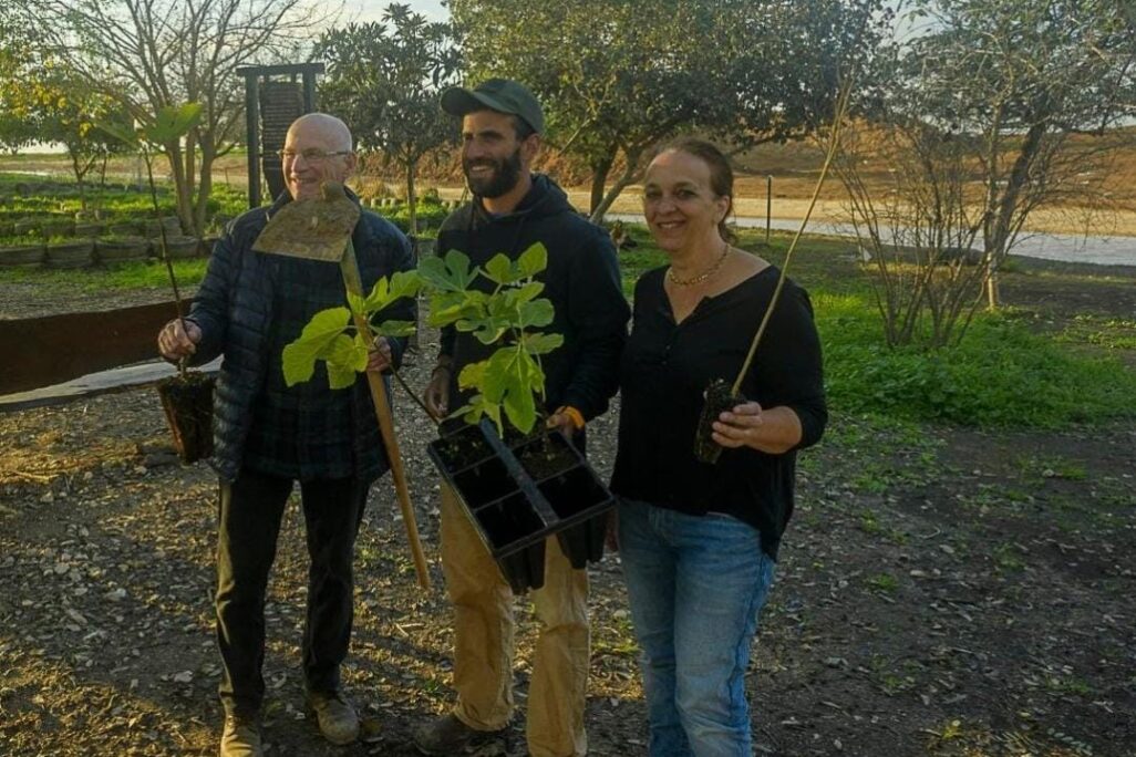 מימין לשמאל: טופז שביט, ירדן צמח וגיורא עוז, בנטיעות בקיבוץ בארי (צילום: דוברות קיבוץ בארי) מימין לשמאל: טופז שביט, ירדן צמח וגיורא עוז, בנטיעות בקיבוץ בארי (צילום: דוברות קיבוץ בארי)