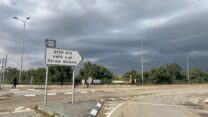נערות מנסות להגיע למעבר כרם שלום (צילום: יהל פרג')