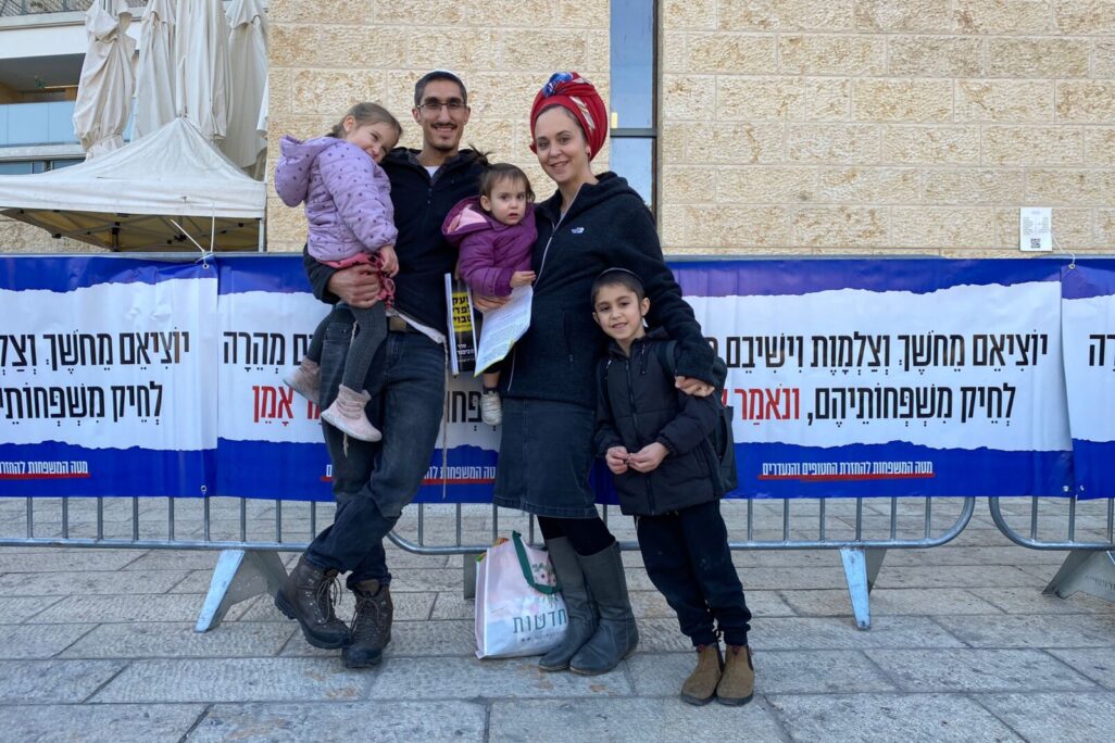 משפחת צדיק מאריאל בתפילה ברחבת הכותל (צילום: יהל פרג')