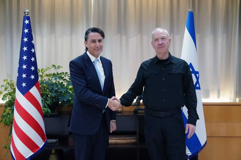 שר הביטחון יואב גלנט והשליח המיוחד של ביידן, עמוס הוכשטיין (צילום: אריאל חרמוני, משרד הביטחון)