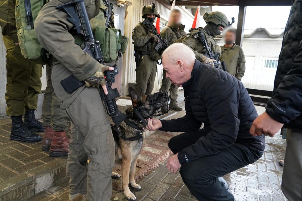שר הביטחון יואב גלנט בביקור ביחידת עוקץ (צילום: צילום: אריאל חרמוני, משרד הביטחון)