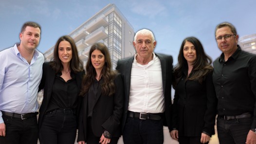 בכירי קבוצת גבאי על רקע הפרויקט ברחוב בודנהיימר בתל אביב (צילום: יח"צ)